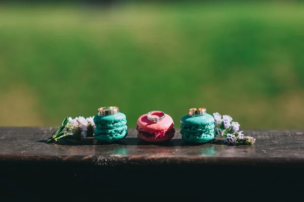 Macarons com anéis de casamento — Fotografia de Stock