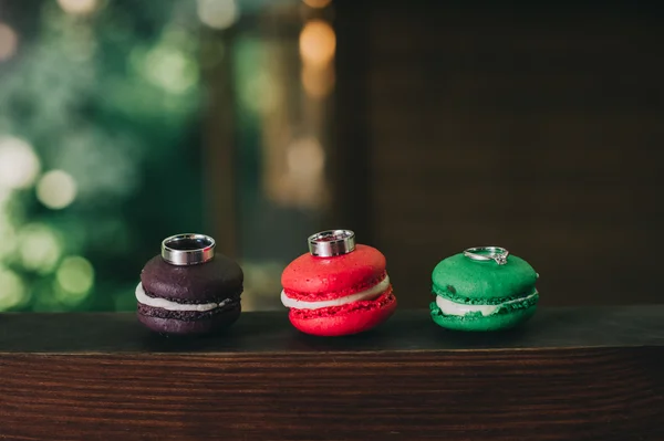 Macarons com anéis de casamento — Fotografia de Stock