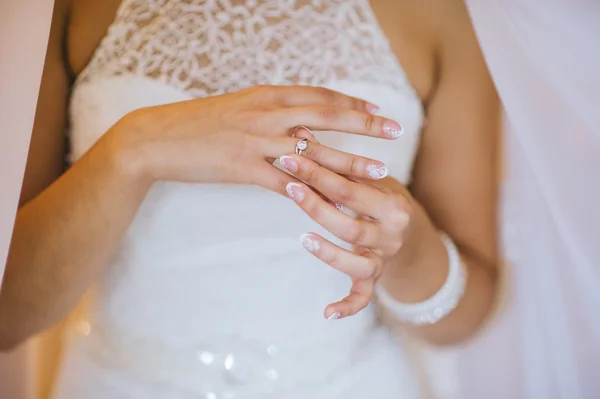 Manos de novia con anillo — Foto de Stock