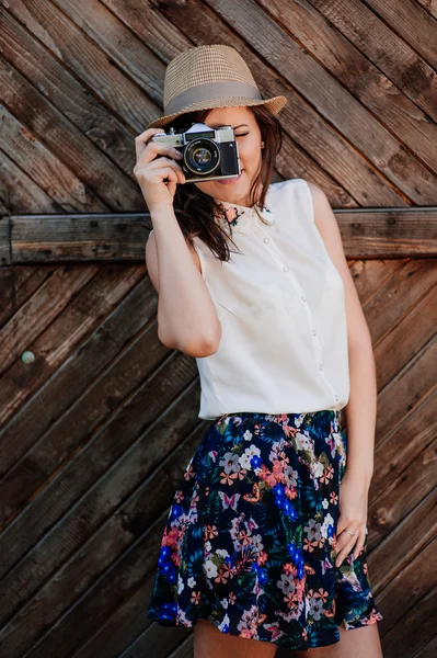 Ung flicka poserar med retro kamera — Stockfoto