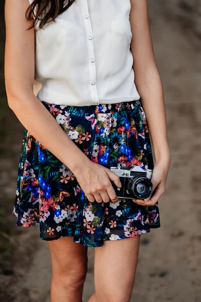 Junges Mädchen posiert mit Retro-Kamera — Stockfoto