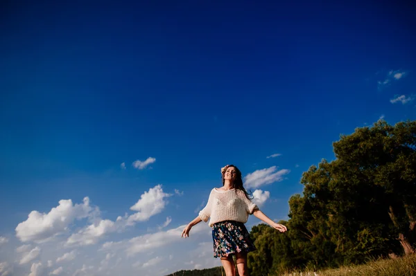 Chica joven posando con el fondo del cielo —  Fotos de Stock