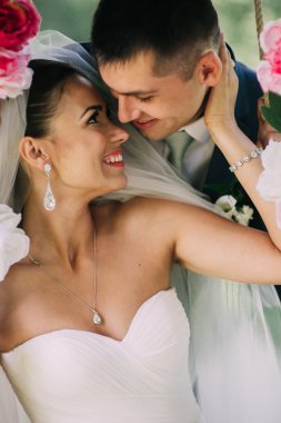 Bir salıncak üzerinde güzel Çift