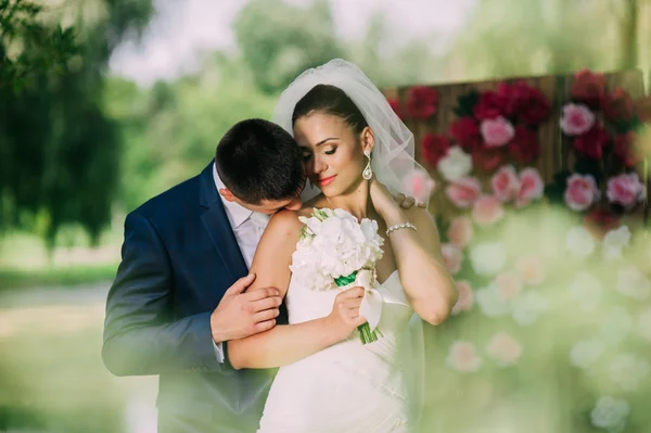 Wedding portrait of a young couple — Stock Photo, Image