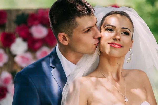 Retrato sensual de jovem casal — Fotografia de Stock