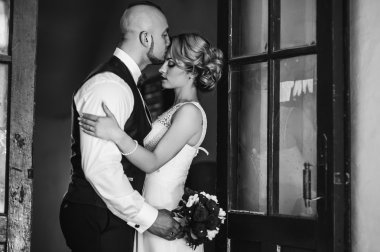 Gelin ve damat bir rahat evde