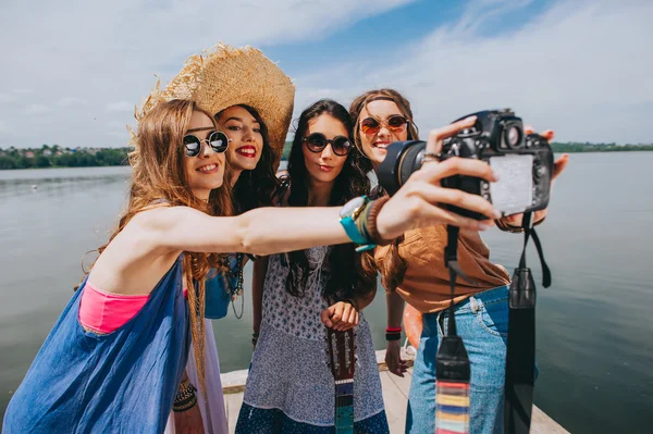 Quatro belas meninas hippies — Fotografia de Stock