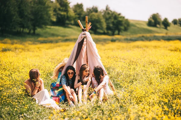 Vier prachtige hippie meisjes — Stockfoto