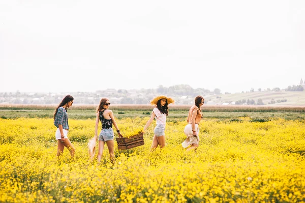 Vier prachtige hippie meisjes — Stockfoto