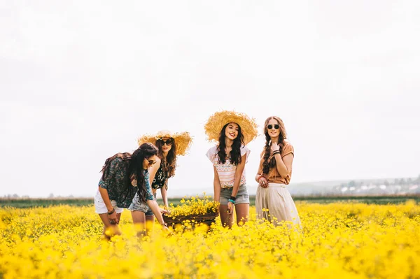 Τέσσερα κορίτσια όμορφα hippie — Φωτογραφία Αρχείου