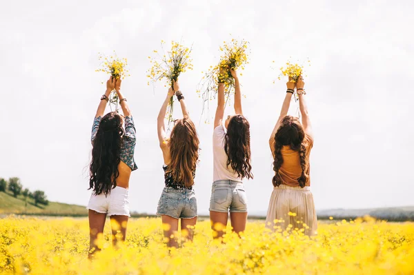 Quatro belas meninas hippies — Fotografia de Stock