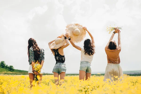 Cztery dziewczyny pięknie hippie — Zdjęcie stockowe