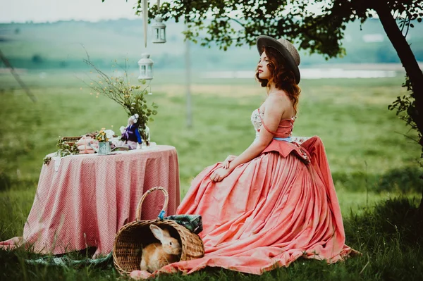 Linda menina ruiva com coelho — Fotografia de Stock