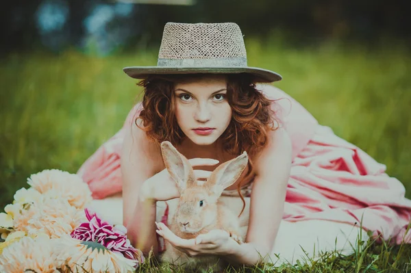 Krásná rusovláska dívka s králíčkem — Stock fotografie