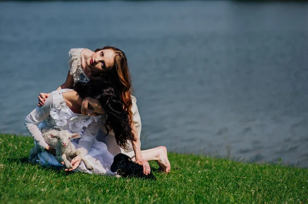 Two girls on the lake — Stock Photo, Image