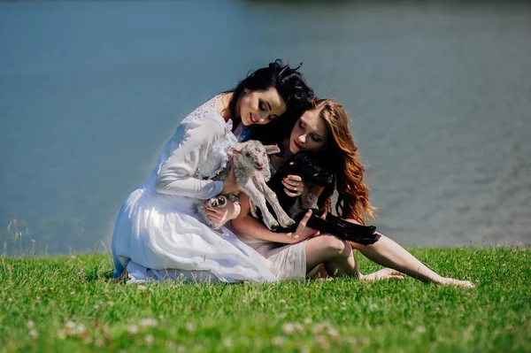 Dos chicas en el lago — Foto de Stock