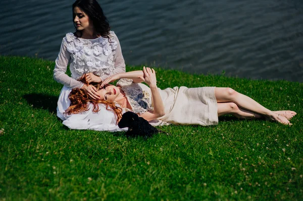 Dos chicas en el lago — Foto de Stock