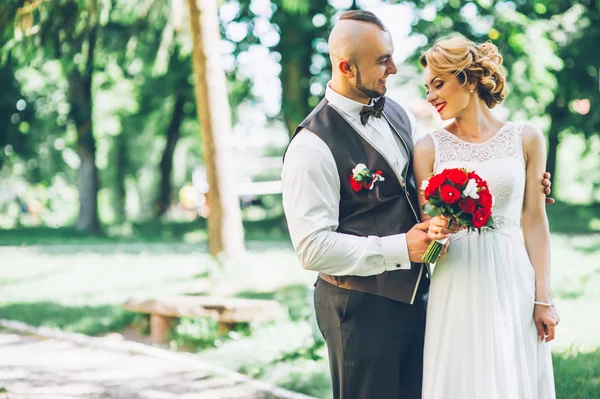 Gelukkige bruid en groomin bos — Stockfoto