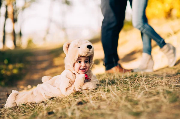 Criança vestida de urso — Fotografia de Stock