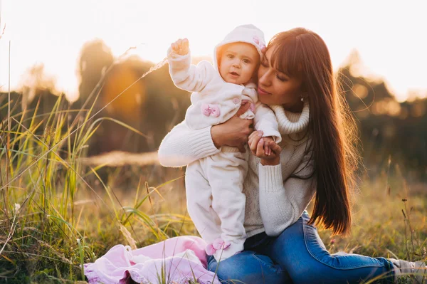 Mor med liten dotter — Stockfoto