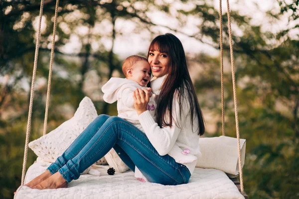 Mamma med lilla dotter — Stockfoto