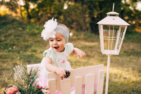 Kleine mooie baby meisje in park — Stockfoto
