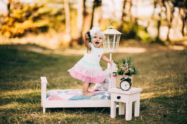 Pequena menina bonita no parque — Fotografia de Stock