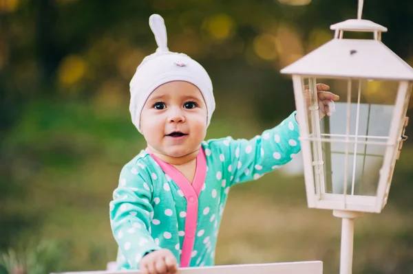 Piccola bella neonata nel parco — Foto Stock