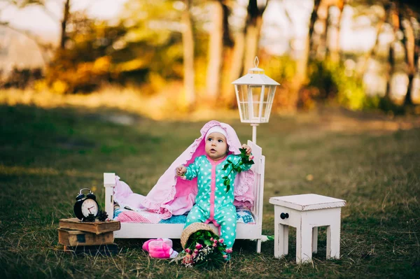 Piccola bella neonata nel parco — Foto Stock