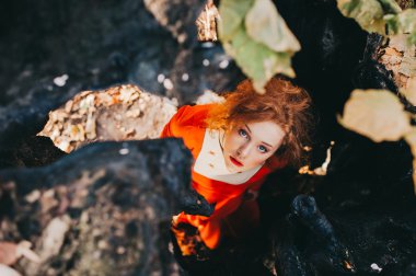 Kızıl saçlı kız gizemli orman