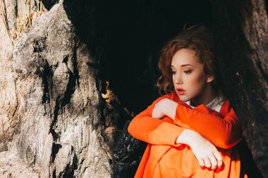 Kızıl saçlı kız gizemli orman