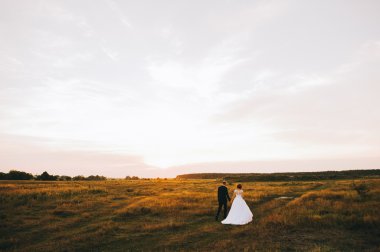 Akşamları düğün çifti