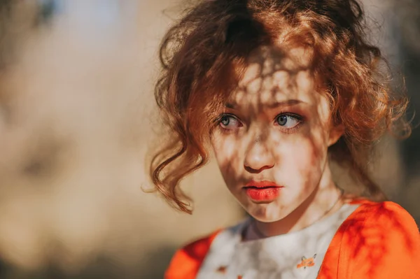 Kızıl saçlı kız gizemli orman — Stok fotoğraf
