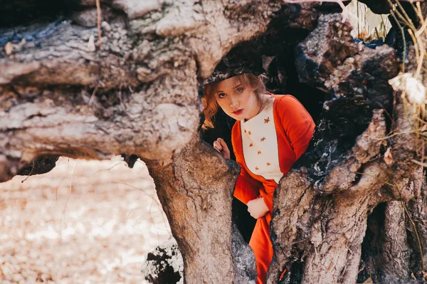 Рыжая девушка в таинственном лесу — стоковое фото