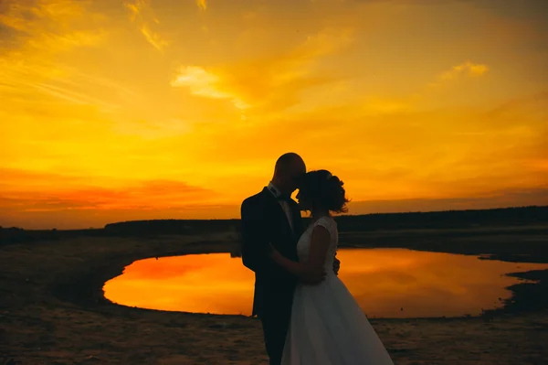 Casal de casamento ao pôr do sol — Fotografia de Stock