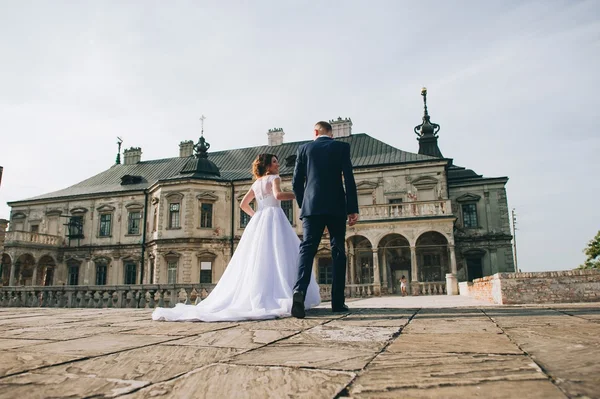 Para po ślubie w parku — Zdjęcie stockowe