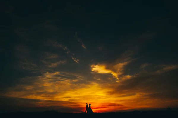 Весільна пара на заході сонця — стокове фото