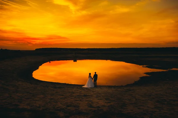 Matrimonio coppia al tramonto — Foto Stock