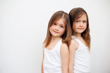 mutlu ikiz kardeşler