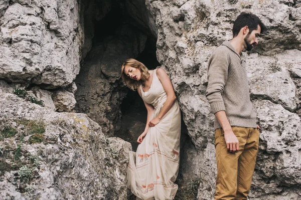 Pareja cariñosa en las montañas — Foto de Stock