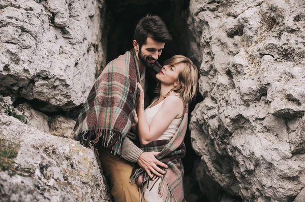 Loving couple in the mountains — Stock Photo, Image