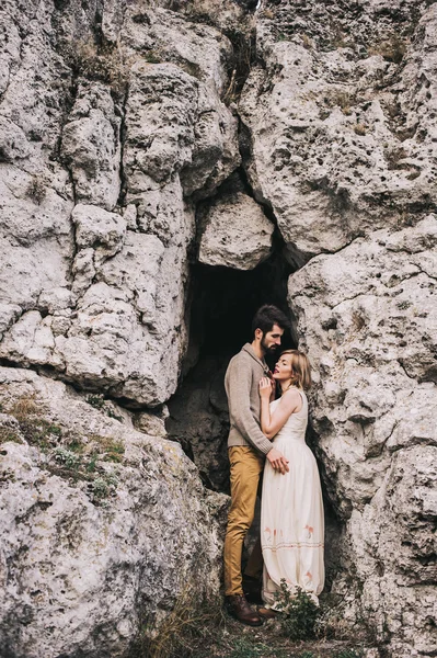 Casal amoroso nas montanhas — Fotografia de Stock