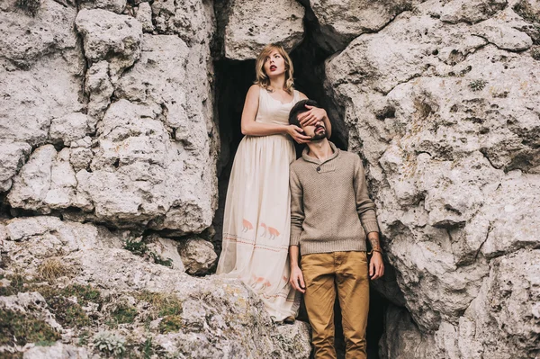 Couple amoureux dans les montagnes — Photo