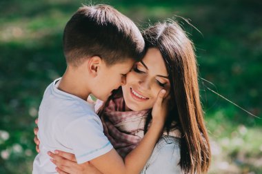 mutlu anne oğlu ile oynamak