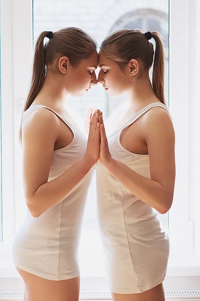 Portrait de deux belles sœurs jumelles — Photo