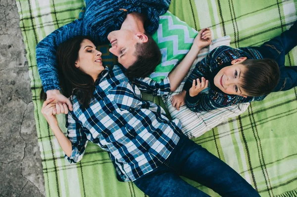 Ung familj på picknick — Stockfoto