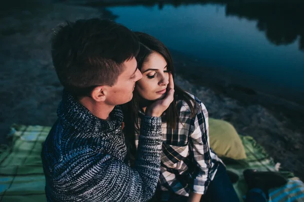 Jeune couple amoureux — Photo