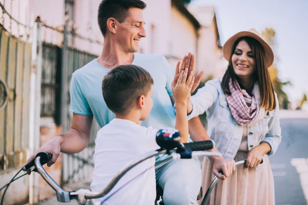 Famiglia divertendosi in doppia bici — Foto Stock