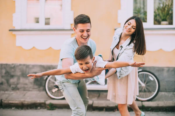 Famiglia divertendosi in doppia bici — Foto Stock