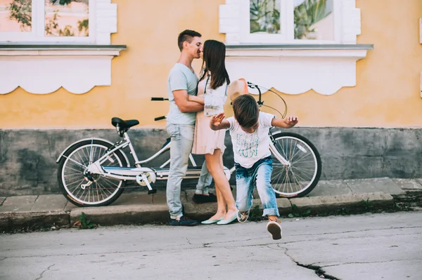 Família se divertindo na bicicleta dupla — Fotografia de Stock